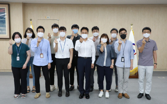 김정우 조달청장(앞줄 왼쪽 네번째)은 12일 정부대전청사에서 청내 MZ세대 직원과 함께 조직문화 혁신과 조달업무 개선 등을 위한 '직원 토론회'를 열고 기념촬영을 하고 있다. <조달청 제공>